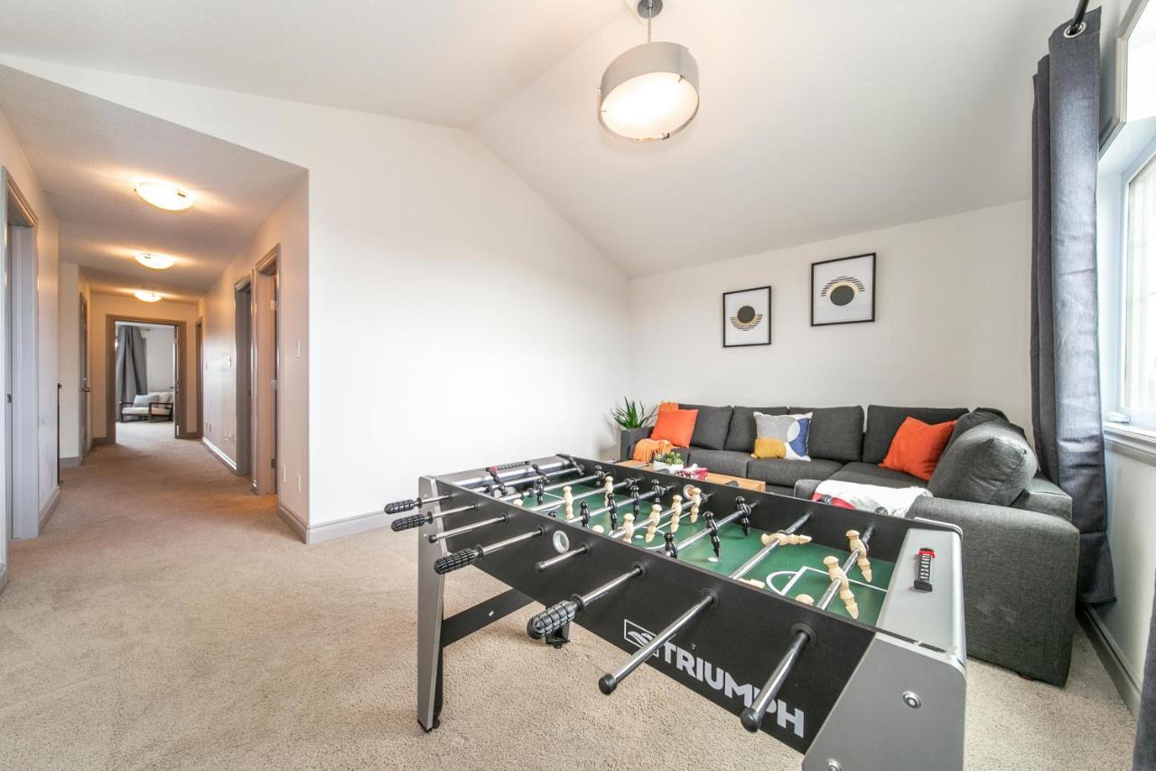 Lakeview Luxury Home - Double Garage Parking - Foosball Table - King Beds - Fast Wi-Fi -Free Netflix Edmonton Zewnętrze zdjęcie