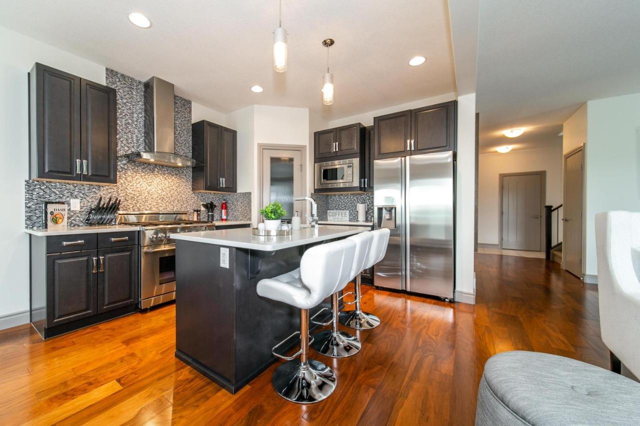 Lakeview Luxury Home - Double Garage Parking - Foosball Table - King Beds - Fast Wi-Fi -Free Netflix Edmonton Zewnętrze zdjęcie